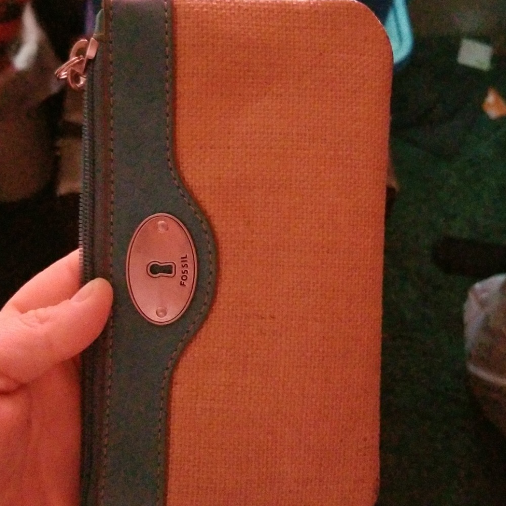 I am selling an keyper fossil wristlet